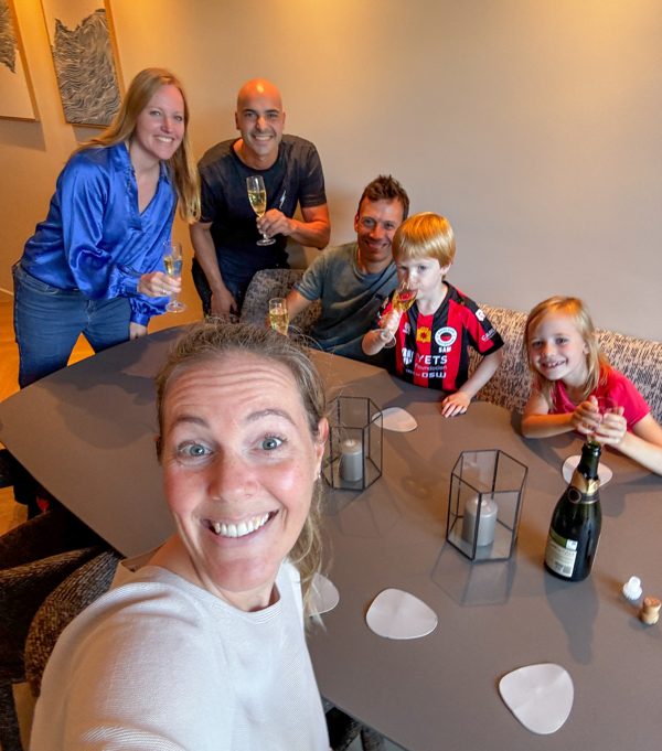 Denise, Eelco en hun kinderen proosten aan de nieuwe eettafel bij de oplevering