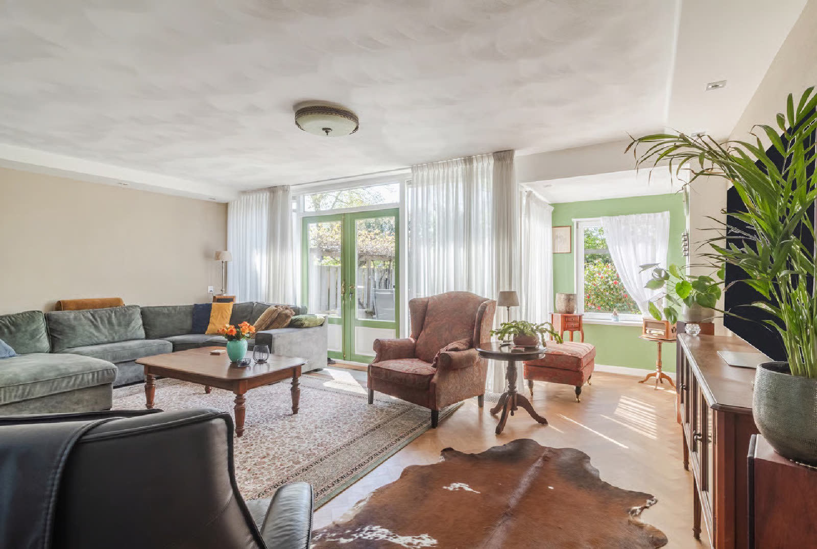 Woonkamer, richting de tuin, voor de verbouwing